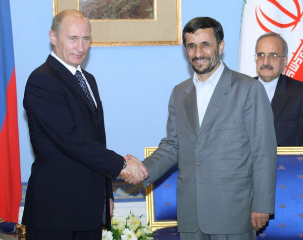 October 16, 2007. Russian President Vladimir Putin, left, and Iranian President Mahmoud Ahmadinejad meet at Saadabad Palace in Tehran. (File) October 16, 2007. Russian President Vladimir Putin, left, and Iranian President Mahmoud Ahmadinejad meet at Saadabad Palace in Tehran. (File) - Sputnik International