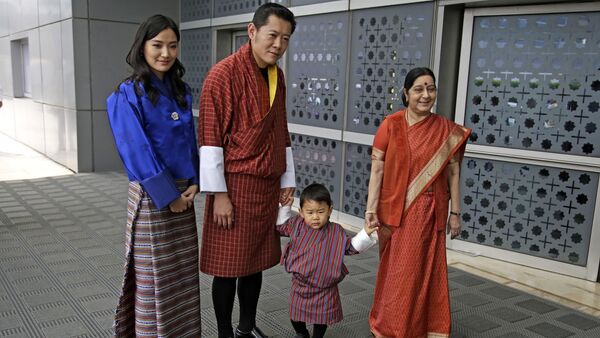 Indian External Affairs Minister Sushma Swaraj, right, poses with Bhutan’s King Jigme Khesar Namgyal Wangchuck, second left, Queen Jetsun Pema, left and their son prince Jigme Namgyel Wangchuck after receiving them at the airport in New Delhi, India - Sputnik International