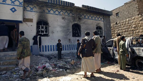 Yemenis look at a building damaged during a police raid on a hideout of al-Qaida militants in Arhab region, north of Sanaa, Yemen. (File) - Sputnik International
