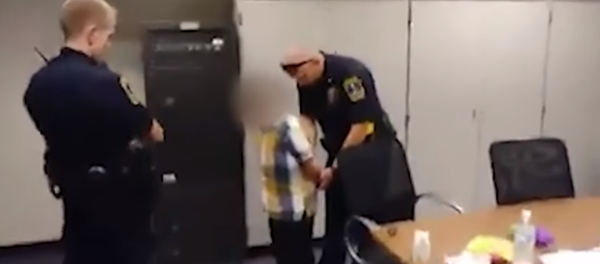 Father films son being arrested and handcuffed for fighting back against a bully in Indiana - Sputnik International