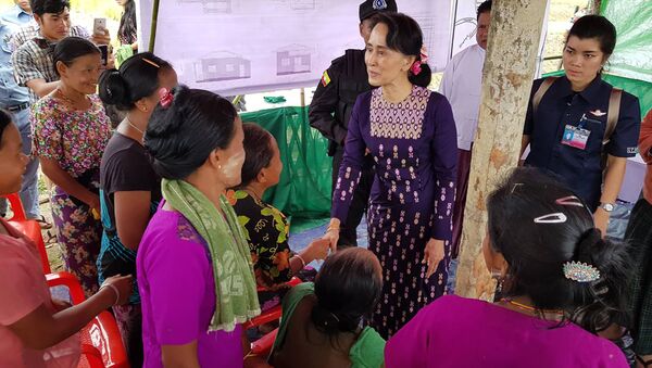 Myanmar State Counselor Aung San Suu Kyi (C) meets with Myo ethnic people in northern Maungdaw, Myanmar's Rakhine State - Sputnik International
