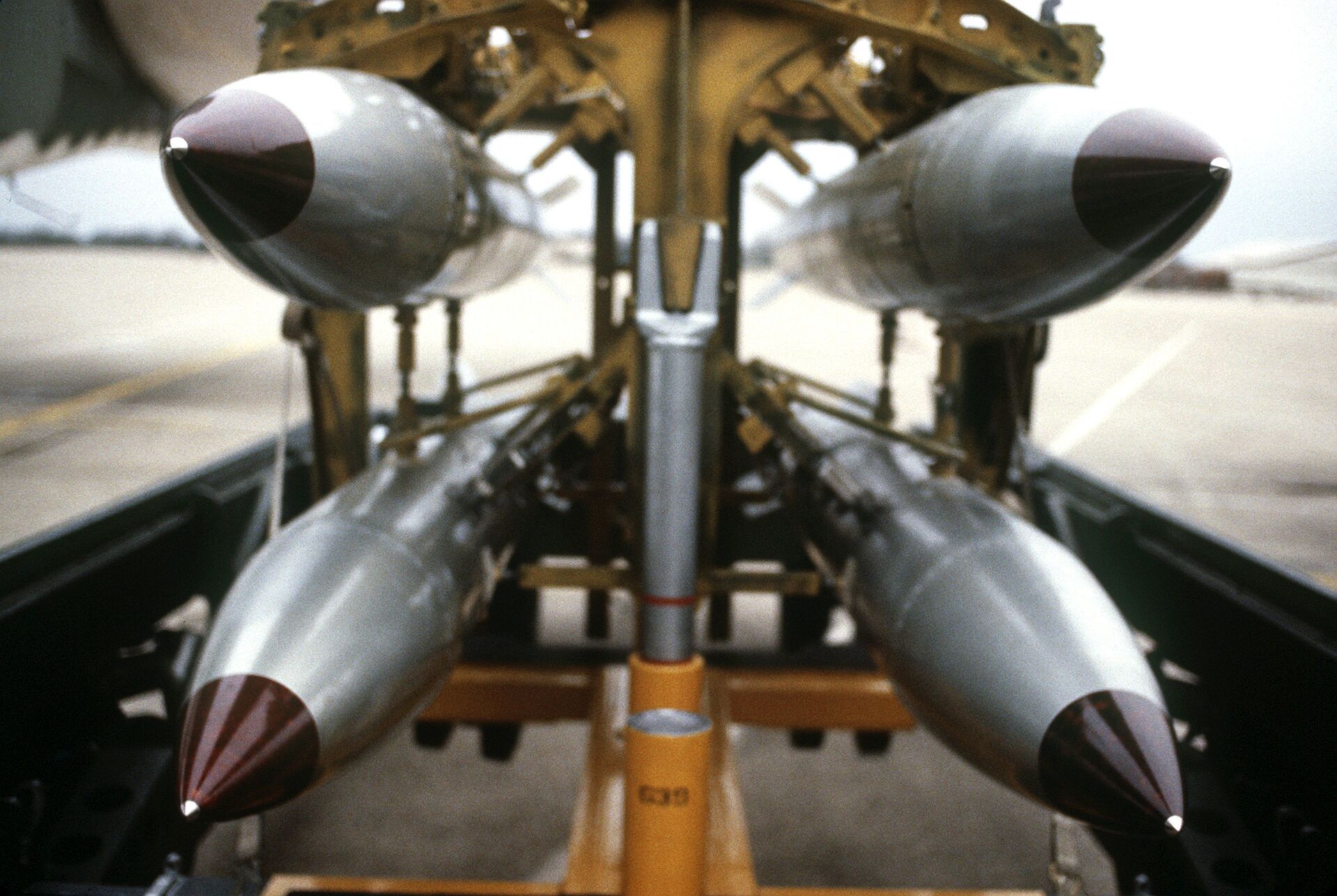 A frontal view of four B-61 nuclear free-fall bombs on a bomb cart - Sputnik International, 1920, 08.04.2023