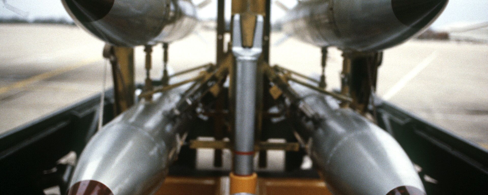 A frontal view of four B-61 nuclear free-fall bombs on a bomb cart - Sputnik International, 1920, 06.06.2024