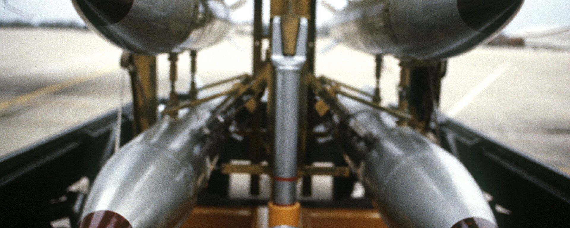 A frontal view of four B-61 nuclear free-fall bombs on a bomb cart - Sputnik International, 1920, 28.10.2023