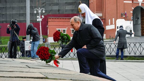 Russian President Vladimir Putin, foreground, and Russian Orthodox Church Patriarch Kirill lay flowers at the monument of Minin and Pozharsky at Red Square in Moscow, during National Unity Day in Moscow, Russia, Saturday, Nov. 4, 2017 - Sputnik International