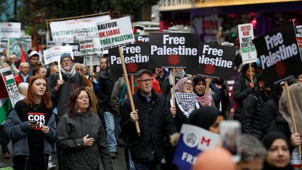 Demonstrators marching for Palestine solidarity head towards Parliament Square, in central London, Britain November 4, 2017. - Sputnik International