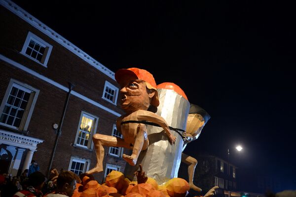 An effigy of U.S. President Donald Trump and North Korean leader Kim Jong Un is paraded through the streets before being set alight during Bonfire Night celebrations in Lewes, Britain November 4, 2017 - Sputnik International