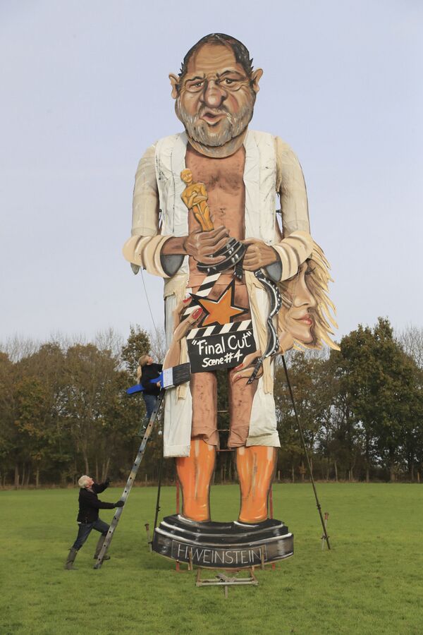 Artists Frank Shepherd and Andrea Deans put the finishing touches to the Edenbridge Bonfire Society effigy, which has been unveiled as Harvey Weinstein, for Bonfire Night in Edenbridge, England, Wednesday, Nov. 1, 2017 - Sputnik International