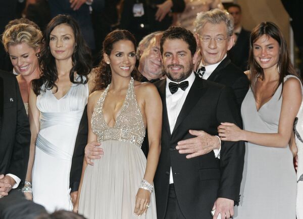 From left, American actress Rebecca Romijn, Dutch actress Famke Janssen, American actress Halle Berry, American director Brett Ratner, British actor Ian McKellen, and unidentified guest arrive for the screening of the film X-Men: The Last Stand, at the 59th International film festival in Cannes, southern France, on Monday, May 22, 2006 From left, American actress Rebecca Romijn, Dutch actress Famke Janssen, American actress Halle Berry, American director Brett Ratner, British actor Ian McKellen, and unidentified guest arrive for the screening of the film X-Men: The Last Stand, at the 59th International film festival in Cannes, southern France, on Monday, May 22, 2006 - Sputnik International