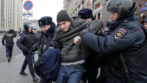 Police officers detain a man in the centre of Moscow, Russia November 5, 2017 - Sputnik International
