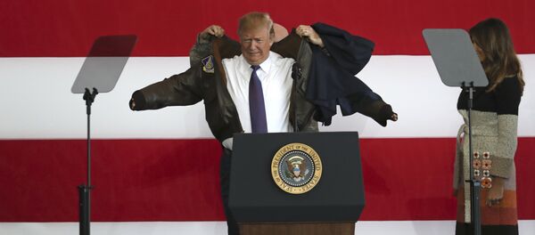 U.S. President Donald Trump, center, puts on a jacket beside first lady Melania Trump, as President Trump meets the US troops at the U.S. Yokota Air Base, on the outskirts of Tokyo, Sunday, Nov. 5, 2017. - Sputnik International