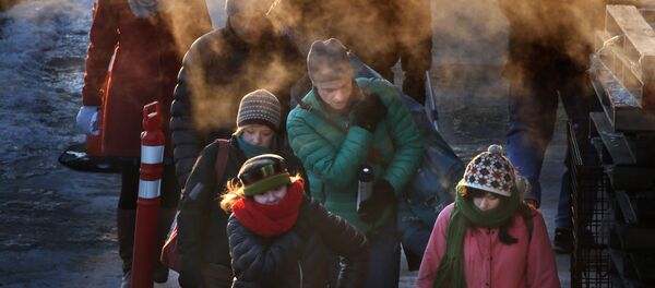 commuters leave the Casco Bay Ferry terminal after arriving during a frigid winter early morning commute in Portland, Maine. As most Americans brace themselves for losing an hour of sleep, some corners of the country are proposing bold alternatives to daylight saving time. - Sputnik International