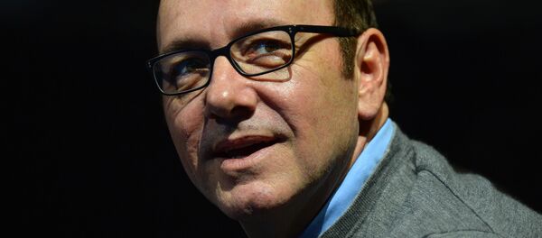 US actor Kevin Spacey watches the group A singles match between France's Jo-Wilfried Tsonga and Britain's Andy Murray in the round robin stage on the fifth day of the ATP World Tour Finals tennis tournament in London on November 9, 2012 - Sputnik International