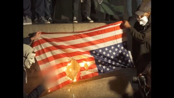 Londoners burn the US flag at the Million Mask March - Sputnik International