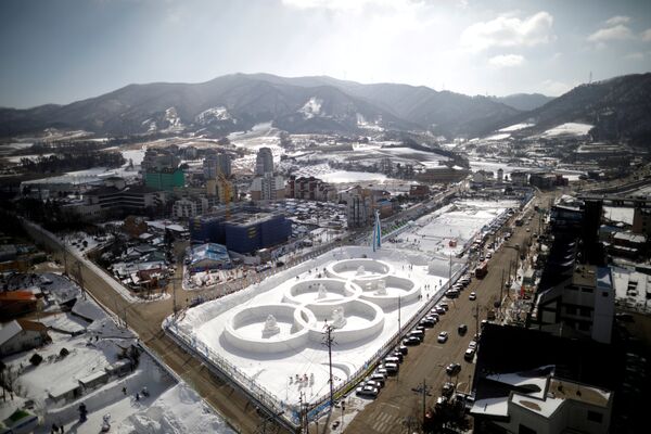 An ice sculpture of the Olympic rings is seen during the Pyeongchang Winter Festival, near the venue for the opening and closing ceremony of the PyeongChang 2018 Winter Olympic Games in Pyeongchang, South Korea, February 10, 2017 - Sputnik International