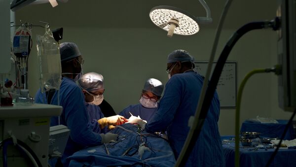 Indian doctors perform surgery (File) - Sputnik International
