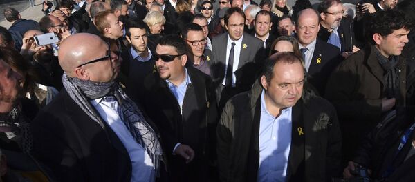 Catalan mayors arrive outside the European Commission headquarters in support of the ousted Catalan government in Brussels, Belgium - Sputnik International