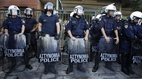Riot police stand guard the entrance of ancient Acropolis site in Athens - Sputnik International