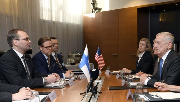U.S. Secretary of Defense James Mattis and Finnish Defence Minister Jussi Niinisto (L) attend a bilateral meeting in Helsinki, Finland, November 7, 2017 - Sputnik International