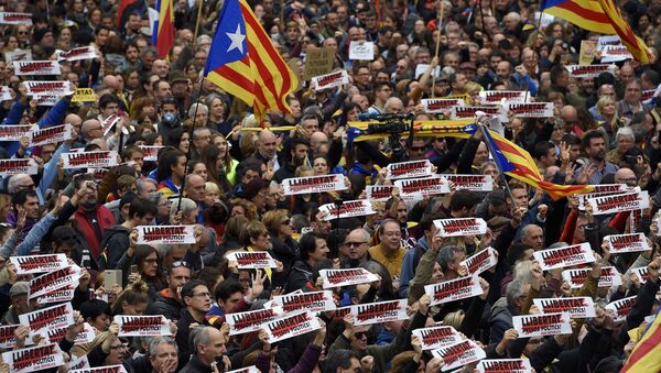 People hold placards reading Free political prisoners and Catalan pro-independence 'Estelada' flags during a demonstration outside the Generalitat Palace in Barcelona on November 8, 2017 during a regionwide strike called by a pro-independence union - Sputnik International