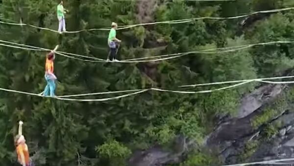 Athletes Perform Tricks On Ropes Above An Abyss - Sputnik International