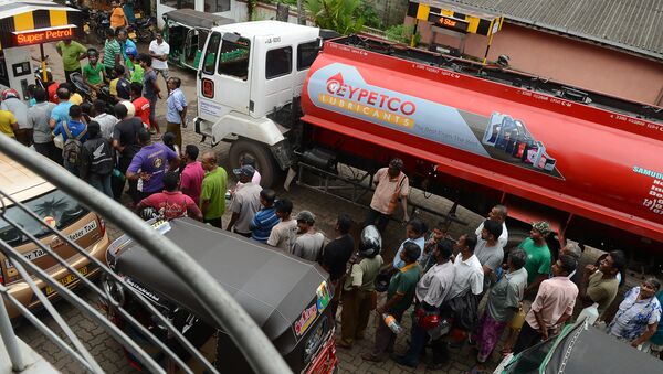 Sri Lankan commuters queue to buy petrol in Colombo on November 6, 2017 - Sputnik International