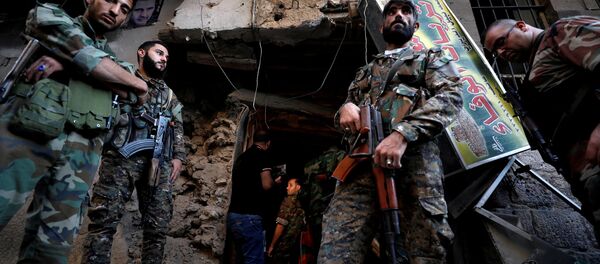 Syrian Army soldiers stand near the police headquarters in central Damascus, Syria October 11, 2017. - Sputnik International