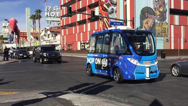 A driverless shuttle bus rolls down a street in Las Vegas - Sputnik International