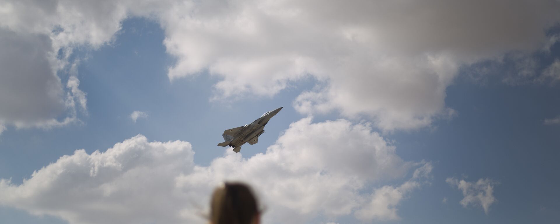 In this Wednesday, Nov. 8, 2017 photo, An Israeli soldier looks at an F-15s of the Knights of the twin tail 133 squadron takes off from Ovda airbase near Eilat, southern Israel,during the 2017 Blue Flag exercise. Israel's military is holding the largest ever air drill of its kind with pilots from eight countries simulating combat scenarios. It said Thursday that Germany, India and France are taking part for the first time in the two week drill codenamed blue flag, held every two years. - Sputnik International, 1920, 11.10.2022