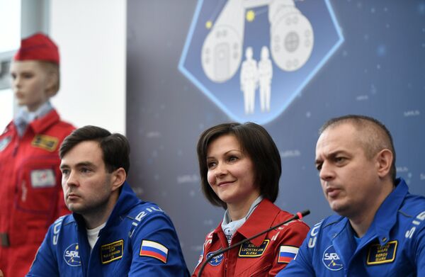 Experiment participants at a news conference on the ground simulation of the SIRIUS-17 lunar expedition, Moscow, from left: Ilya Rukavishnikov, Yelena Luchitskaya and Mark Serov Experiment participants at a news conference on the ground simulation of the SIRIUS-17 lunar expedition, Moscow, from left: Ilya Rukavishnikov, Yelena Luchitskaya and Mark Serov - Sputnik International