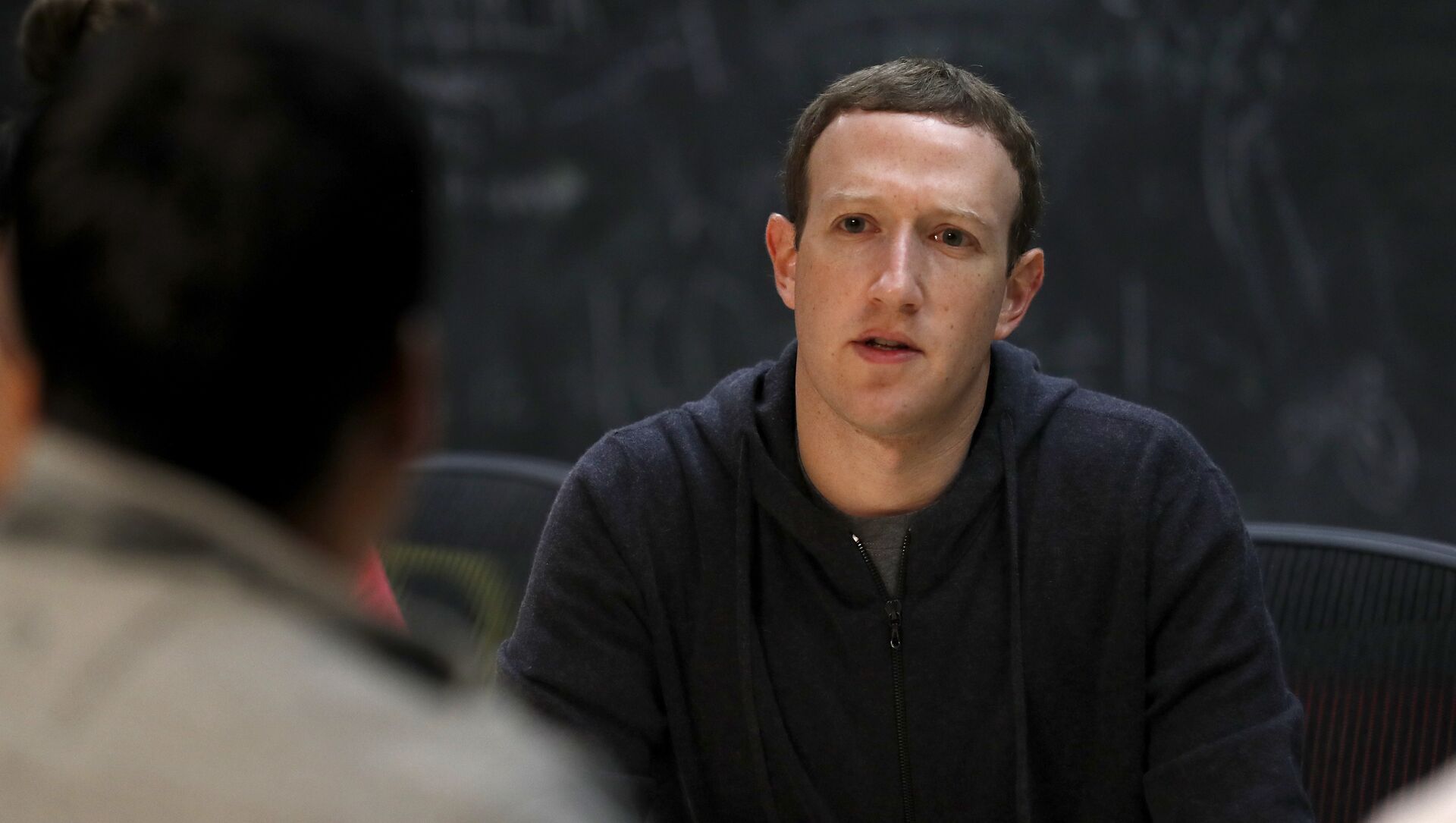 Facebook CEO Mark Zuckerberg meets with a group of entrepreneurs and innovators during a round-table discussion at Cortex Innovation Community technology hub Thursday, Nov. 9, 2017, in St. Louis - Sputnik International, 1920, 19.02.2021