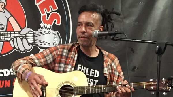 Chuck Mosley performing at Looney Tunes Records in Babylon, NY, on July 18, 2016 - Sputnik International