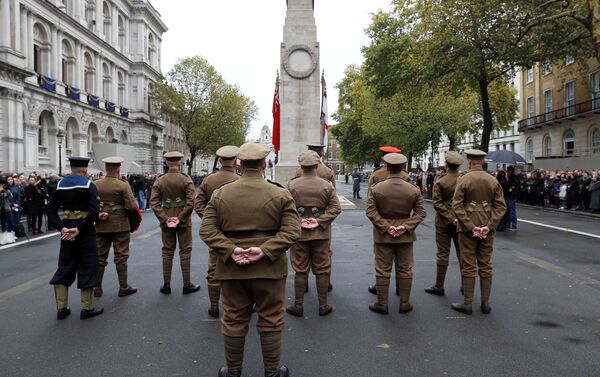 Members of the Western Front Association stand at the Cenotaph in a service to remember servicemen and women killed conflict, in London, Britain November 11, 2017 - Sputnik International