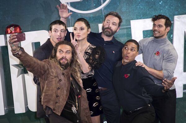 Actors Jason Momoa, from left, Ezra Miller, Gal Gadot, Ben Affleck, Ray Fisher and Henry Cavill pose for a selfie photograph at a photo call to promote the film 'Justice League', in London, Saturday, Nov. 3, 2017 - Sputnik International