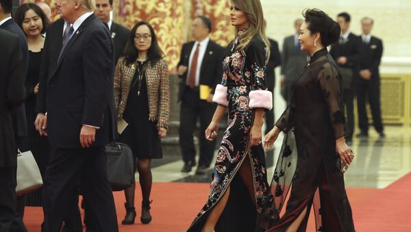 U.S. first lady Melania Trump, second from right, and Chinese first lady Peng Liyuan, right, arrives for a state dinner at the Great Hall of the People, Thursday, Nov. 9, 2017, in Beijing. - Sputnik International