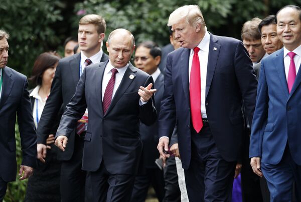 U.S. President Donald Trump, center right, and Russia's President Vladimir Putin, center left, talk during the family photo session at the APEC Summit in Danang, Saturday, Nov. 11, 2017 - Sputnik International