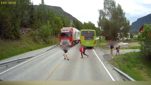 Kid Barely Avoids Getting Run Over by Trailer in Norway - Sputnik International