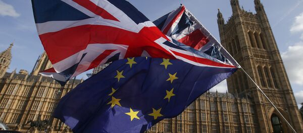 Demonstrators fly a Union flag (top), and an EU flag outside of the Houses of Parliament in Westminster, central London on October 12, 2017 Demonstrators fly a Union flag (top), and an EU flag outside of the Houses of Parliament in Westminster, central London on October 12, 2017 - Sputnik International