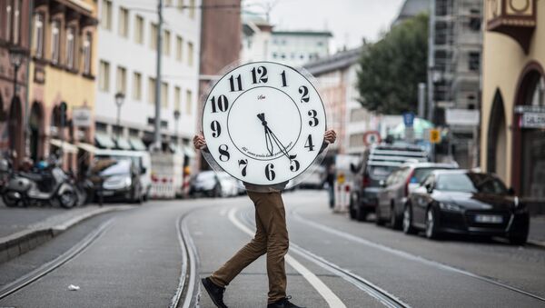 Younus Bouaoun, one of the few watch maker apprentices in Frankfurt, carries a large wall clock across a street in Frankurt, central Germany, Friday, Oct. 9, 2015 - Sputnik International
