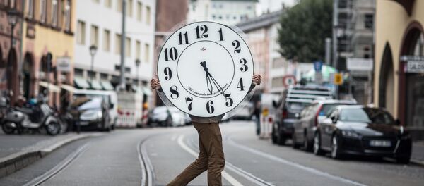 Younus Bouaoun, one of the few watch maker apprentices in Frankfurt, carries a large wall clock across a street in Frankurt, central Germany, Friday, Oct. 9, 2015 - Sputnik International