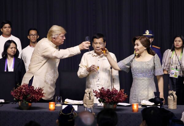 U.S. President Donald Trump toasts with Philippines President Rodrigo Duterte and Honeylet Avancena during the gala dinner marking ASEAN's 50th anniversary in Manila, Philippines November 12, 2017 U.S. President Donald Trump toasts with Philippines President Rodrigo Duterte and Honeylet Avancena during the gala dinner marking ASEAN's 50th anniversary in Manila, Philippines November 12, 2017 - Sputnik International