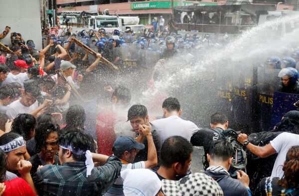 Protesters are hosed by a water cannon as they clash with police during a rally against the visit of U.S. President Donald Trump, who is attending the Association of Southeast Asian Nations (ASEAN) Summit and related meetings in Manila, Philippines, November 13, 2017 Protesters are hosed by a water cannon as they clash with police during a rally against the visit of U.S. President Donald Trump, who is attending the Association of Southeast Asian Nations (ASEAN) Summit and related meetings in Manila, Philippines, November 13, 2017 - Sputnik International