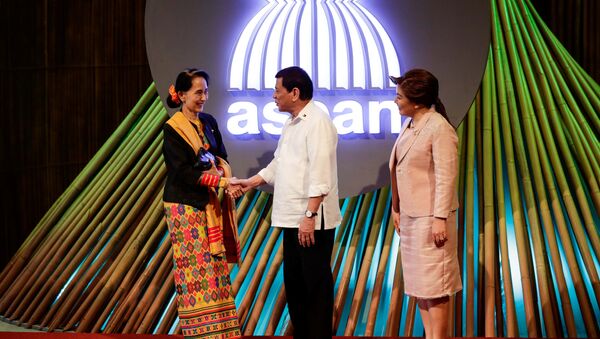 Myanmar State Counselor Aung San Suu Kyi (L) shakes hands with Philippine President Rodrigo Duterte (C) before the opening ceremony of the 31st Association of Southeast Asian Nations (ASEAN) Summit in Manila, Philippines,13 November 2017 - Sputnik International