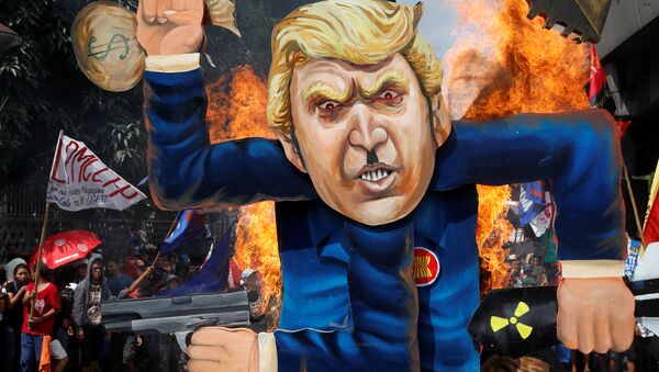 Protesters burn an effigy of U.S. President Donald Trump, who is attending the Association of Southeast Asian Nations (ASEAN) Summit and related meetings in Manila, Philippines November 13, 2017 - Sputnik International