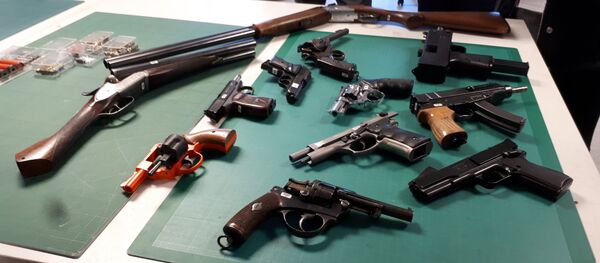 Some of the guns that have been seized or handed in to police in London - Sputnik International