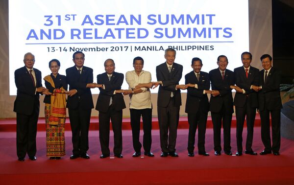 From left, Malaysia's Prime Minister Najib Razak, Myanmar's State Counsellor Aung San Suu Kyi, Thailand's Prime Minister Prayuth Chan-ocha, Vietnam's Prime Minister Nguyen Xuan Phuc, Philippines' President Rodrigo Duterte, Singapore's Prime Minister Lee Hsien Loong, Brunei's Sultan Hassanal Bolkiah, Cambodia's Prime Minister Hun Sen, Indonesia's President Joko Widodo and Laos' Prime Minister Thongloun Sisoulith, join hands during a family photo before the 31st ASEAN Summit in Manila, Philippines  - Sputnik International
