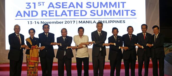 From left, Malaysia's Prime Minister Najib Razak, Myanmar's State Counsellor Aung San Suu Kyi, Thailand's Prime Minister Prayuth Chan-ocha, Vietnam's Prime Minister Nguyen Xuan Phuc, Philippines' President Rodrigo Duterte, Singapore's Prime Minister Lee Hsien Loong, Brunei's Sultan Hassanal Bolkiah, Cambodia's Prime Minister Hun Sen, Indonesia's President Joko Widodo and Laos' Prime Minister Thongloun Sisoulith, join hands during a family photo before the 31st ASEAN Summit in Manila, Philippines - Sputnik International