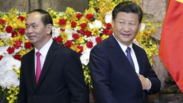 Chinese President Xi Jinping, right, and Vietnamese President Tran Dai Quang walk to their seats for a meeting at Presidential Palace in Hanoi, Vietnam - Sputnik International