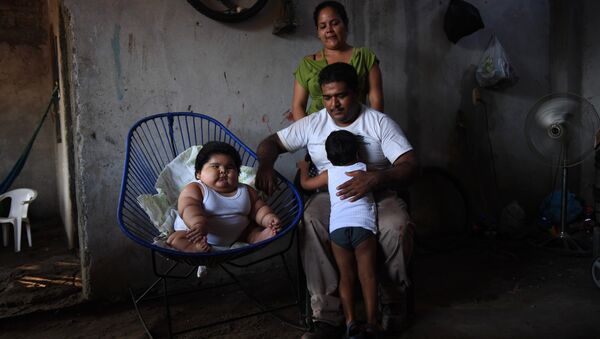 Ten-month-old Luis Gonzales (L) is pictured with his parents Isabel Pantoja (standing) and Mario Gonzales, and his elder brother Mario at their home in Tecoman, Colima State, Mexico on November 8, 2017 - Sputnik International
