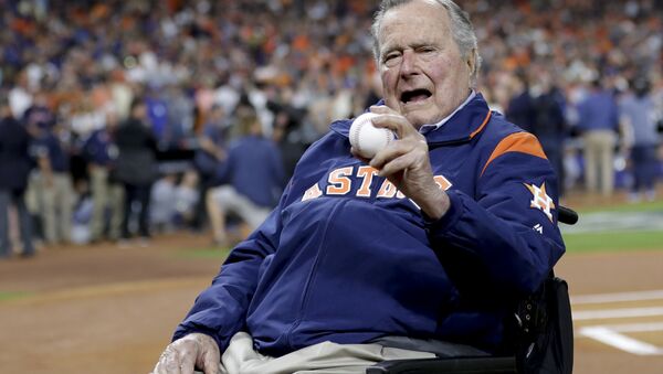 Former President George H.W. Bush waits on the field for first pitch ceremony before Game 5 of baseball's World Series against the Los Angeles Dodgers Sunday, Oct. 29, 2017, in Houston - Sputnik International